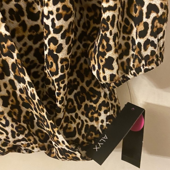 Alyx Women’s Pullover V Crisscross Elastic Hem Blouse Size Medium New. - Picture 4 of 4